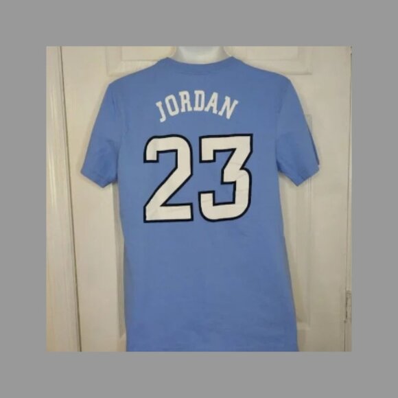 SOLD Nike Men's Michael Jordan #23 North Carolina Tar Heels Name Number T-Shirt - Picture 3 of 4